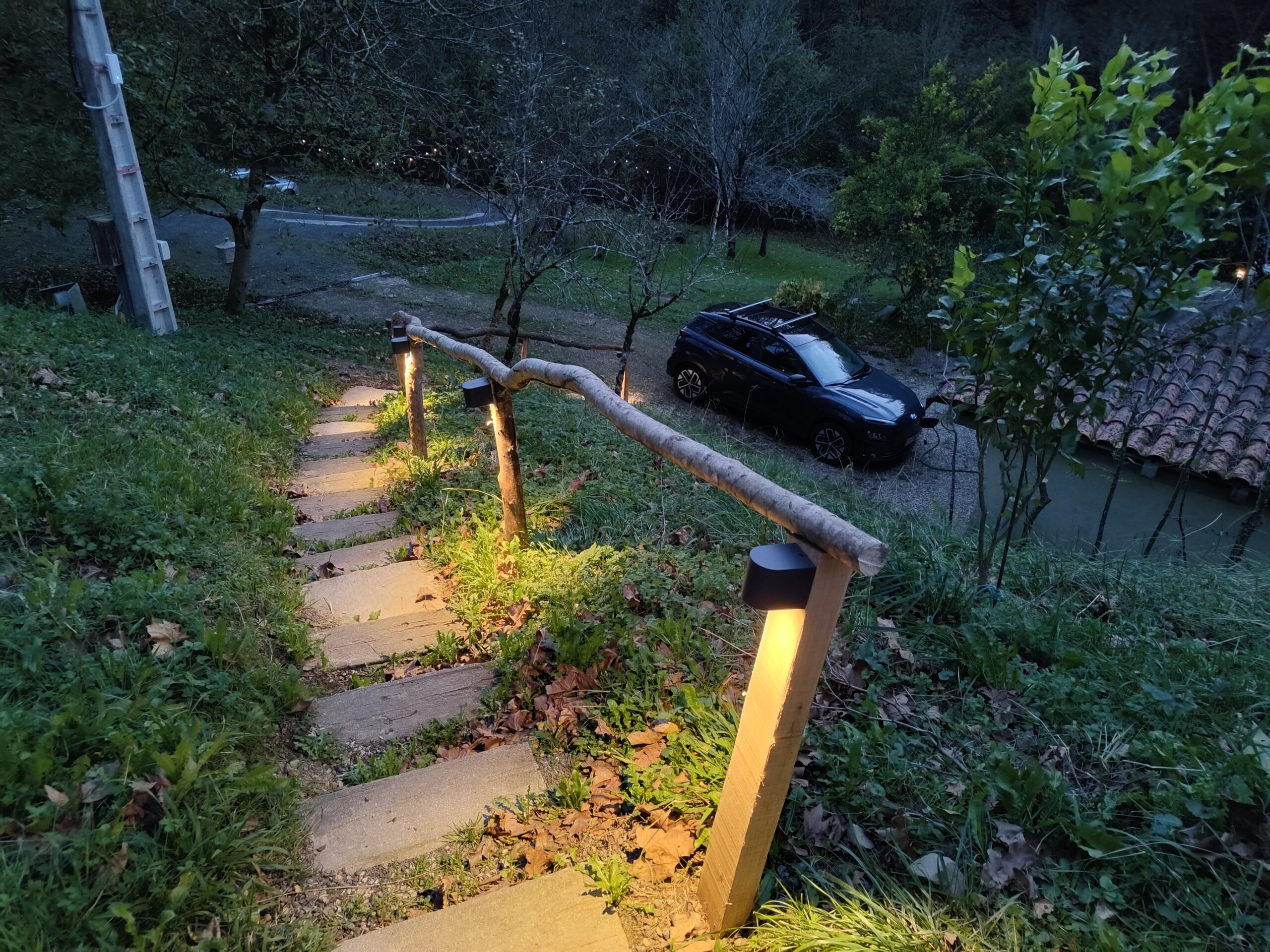 Instalación de EFEVOLT — escaleras rústicas iluminadas